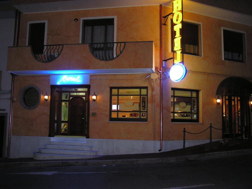 Hotel Mistral Portoscuso Eksteriør bilde